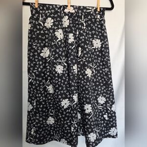 Carriage Court 10 Petite Floral Black and White Women's Skirt With Pockets